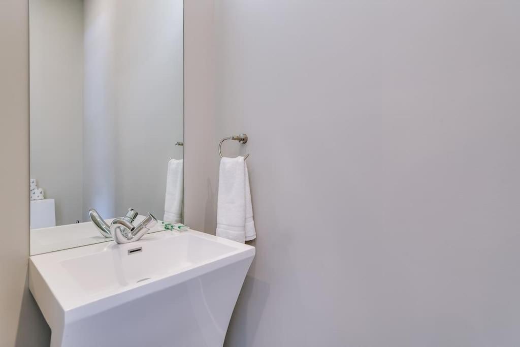 Stunning Duplex Condo #1 - Downtown River North Чикаго Экстерьер фото